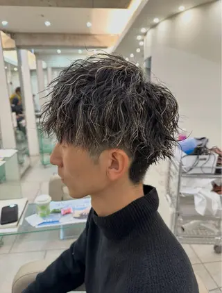 メンズ メンズ特化/メンズ パーマ/ハイトーンのヘアスタイル