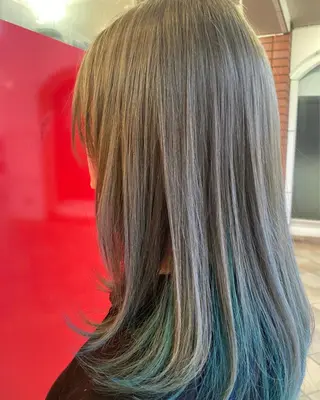 セミロング カラー 横山 千春のヘアスタイル