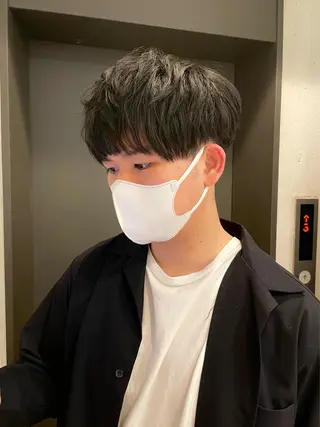 ショート メンズ オザキクウガ/ ブリーチ/髪質改善のヘアスタイル