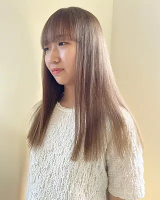セミロング カラー ヤナギウチ エリカのヘアスタイル