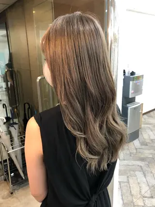 セミロング 艶髪/ハイトーン Sherryのヘアスタイル