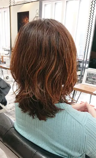 ミディアム パーマ 艶カラー/インナー /グラデ/大西小百合のヘアスタイル