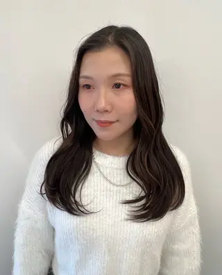 ロング カラー 小森聖奈 韓国風レイヤーカットのヘアスタイル