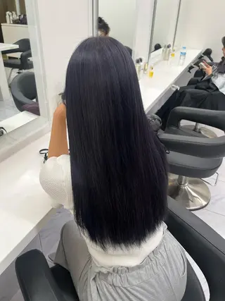 ロング 寒色/ベージュヘア ブリーチありMiOのヘアスタイル