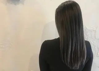 セミロング カラー ヤスノ リョウのヘアスタイル