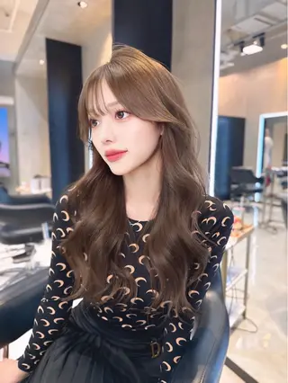 ロング カラー レイヤーカット 透明感カラーのヘアスタイル