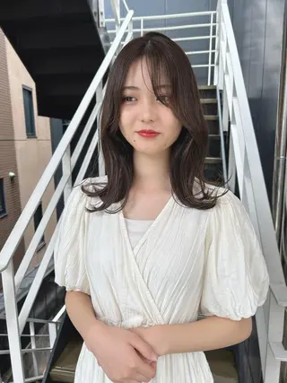 セミロング 韓国🇰🇷レイヤー カットオリーブカラーのヘアスタイル