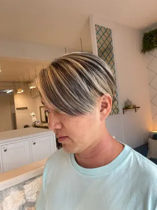 ショート カラー メンズ 饒平名 知也のヘアスタイル