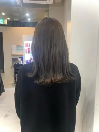 セミロング カラー AKI 🐉のヘアスタイル