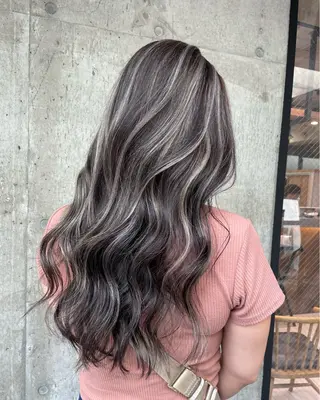 ロング 🫧ハイライトカラー 🫧 𝓜𝓘𝓤のヘアスタイル
