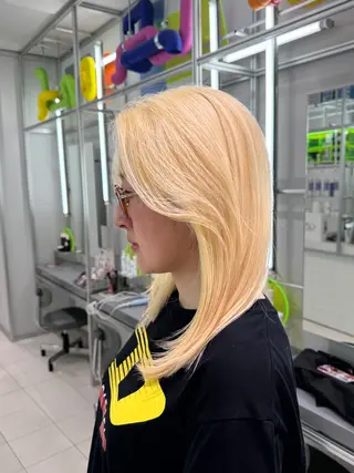 ミディアム ブリーチカラー/ブロ ンドレイヤーカットのヘアスタイル