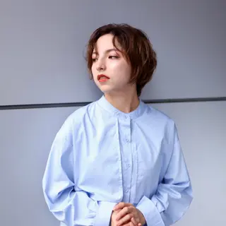 ショート カラー コバヤシ リョウのヘアスタイル