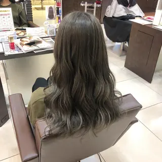 ロング レイヤーカット✖️ 柔らかベージュカラーのヘアスタイル