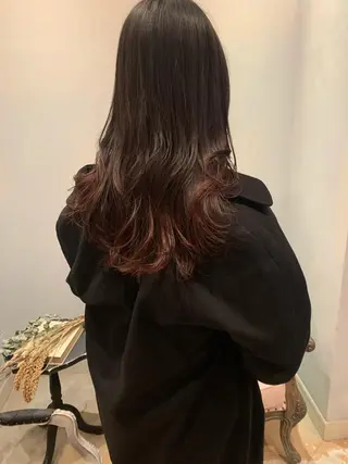 ロング SAKINO． ベージュカラーのヘアスタイル