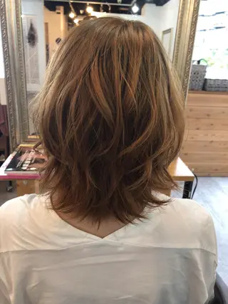 ミディアム 艶髪/ハイトーン Sherryのヘアスタイル