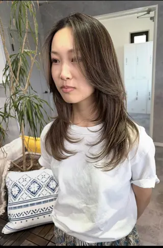 セミロング カラー 大人上品特化 レイヤー🇺🇸山村のヘアスタイル