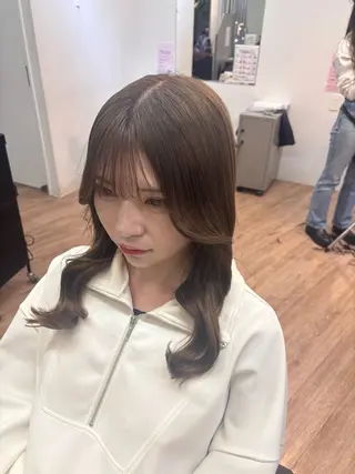 セミロング momo/レイヤー /デザインカラーのヘアスタイル