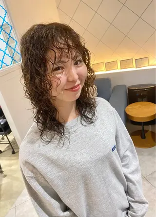 セミロング パーマ 饒平名 知也のヘアスタイル