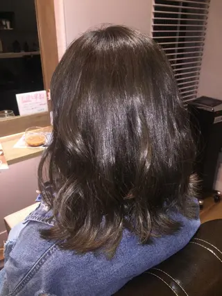 セミロング カラー ツキダテ ユイのヘアスタイル