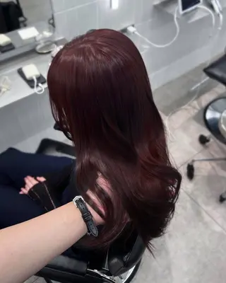 ロング ハイトーン デザインカラーのヘアスタイル