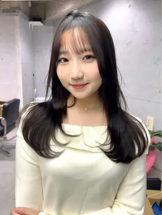 セミロング 韓国🇰🇷レイヤー カットオリーブカラーのヘアスタイル