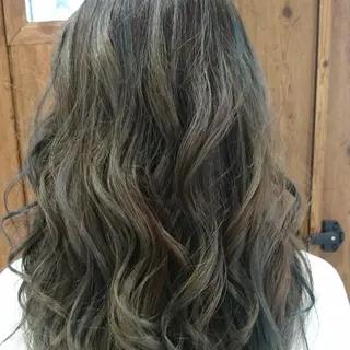 ロング カラー スマイリーヘアビーチ  のヘアスタイル