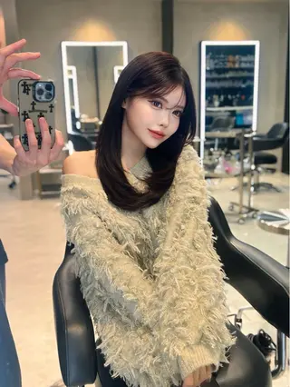 ミディアム カラー レイヤーカット 透明感カラーのヘアスタイル
