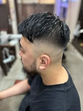 ショート アダチ コウスケのヘアスタイル