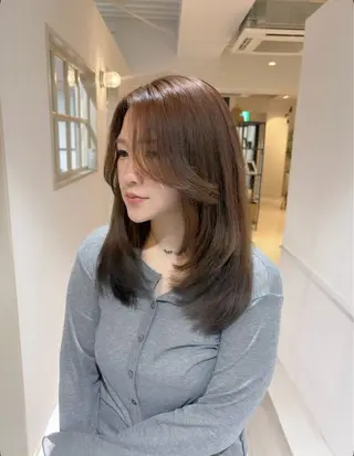 ミディアム ニトウ レイナのヘアスタイル