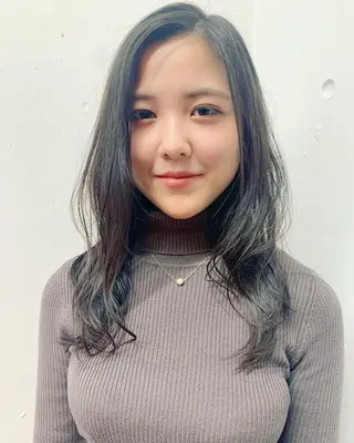 セミロング パーマ ヤマグチ リョウのヘアスタイル