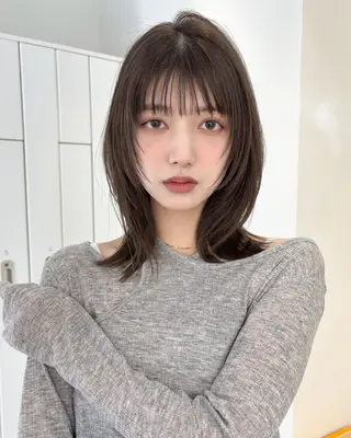 ミディアム カラー 脇野 茉優のヘアスタイル