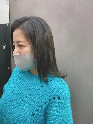 ミディアム カラー 韓国🇰🇷レイヤー カットオリーブカラーのヘアスタイル