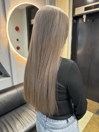 セミロング カラー かの／GiseL／ ハイトーン／ブリーチのヘアスタイル