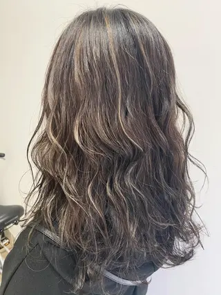 セミロング 岩尾 凪のヘアスタイル