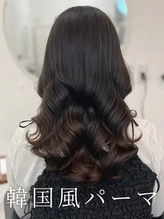 セミロング 波巻きウェーブ 韓国風パーマ 纐纈のヘアスタイル