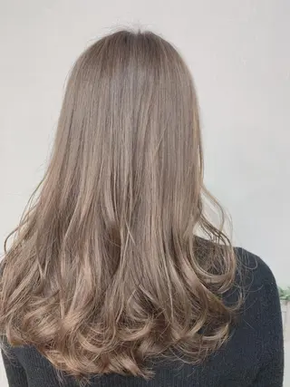 セミロング 安藤 まどかのヘアスタイル