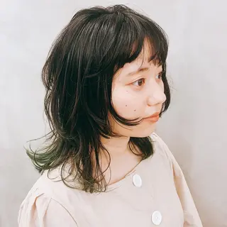 ミディアム カラー 💓パーマ，💗 レイヤーカットのヘアスタイル