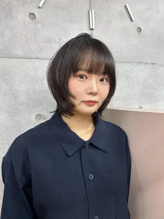 ミディアム ヒナ/レイヤーカット 艶感ワンカラーのヘアスタイル