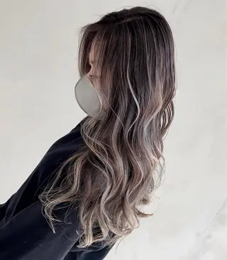 ロング カラー リサ tonieのヘアスタイル