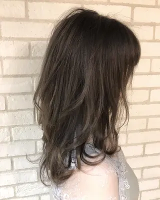 ミディアム カラー 小島 侑衣のヘアスタイル