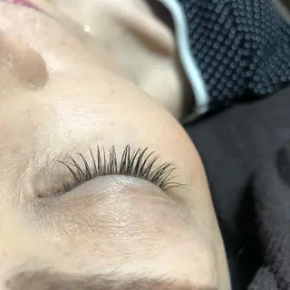 マツエク・マツパ レイヤーカット✖️ 柔らかベージュカラーのヘアスタイル