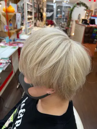 ショート カラー まさき✂︎ブリーチ／ デザインカラーのヘアスタイル