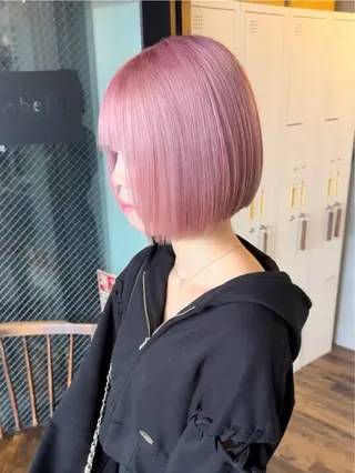 ショート カラー 赤みなしオリーブ ハイトーン×レイヤーのヘアスタイル