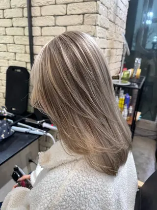ミディアム カラー 🌟小顔レイヤー× 赤み消し透明感カラーのヘアスタイル