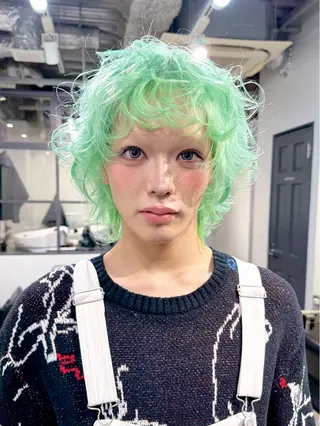 ミディアム カラー kai .のヘアスタイル