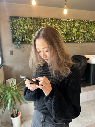 ミディアム カラー 森本 笑のヘアスタイル