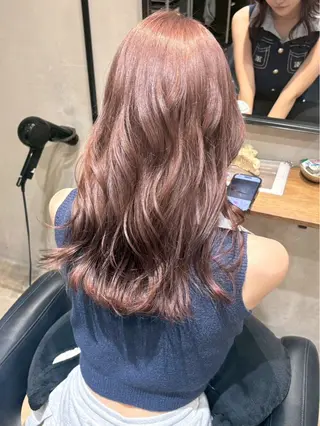 ロング 紅/透明感カラー /ハイトーン/カットのヘアスタイル