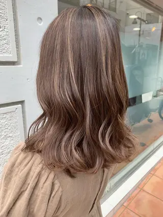 ミディアム カラー 薄田 珠美のヘアスタイル