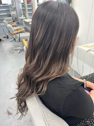 ロング 腰越 麻奈のヘアスタイル