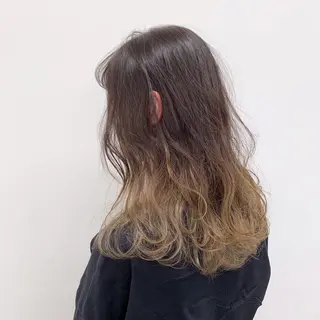 セミロング ハイトーン×レイヤー カットTAKUMIのヘアスタイル